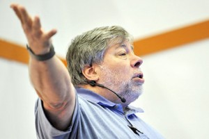 Apple-co-founder-shared-his-opinion-about-Galaxy-Gear-and-Glass-i-look.net