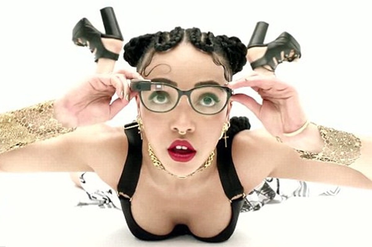 Flamboyant-singer-FKA-twigs-uses-Google-Glass-in-her-video