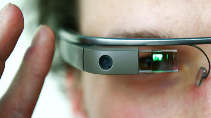 Google-Glass-helps-to-see-the-world