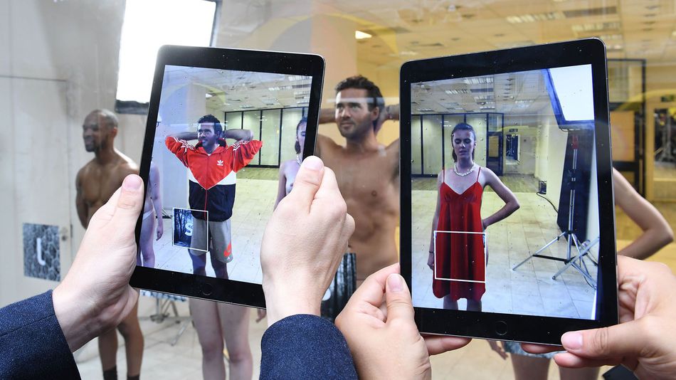 models-get-naked-for-augmented-reality-fashion-show-in-london