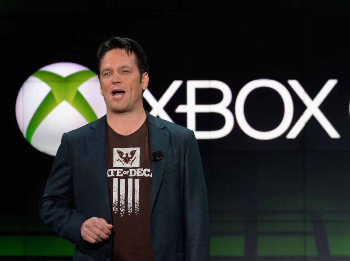 Phil-Spencer-Microsoft-will-make-its-own-virtual-reality-helmet-i-look.net