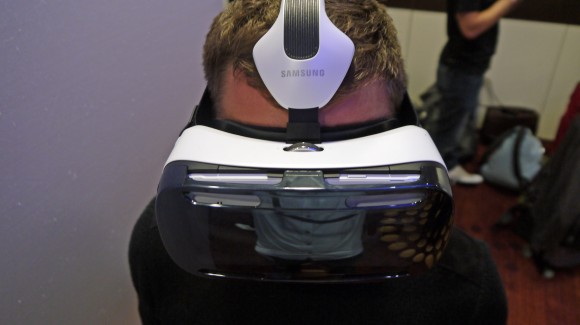 Samsung-gets-a-virtual-reality-check-i-look-net-4