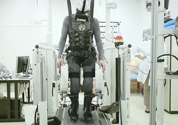 Virtual-reality-and-exoskeletons-help-disabled-walk1