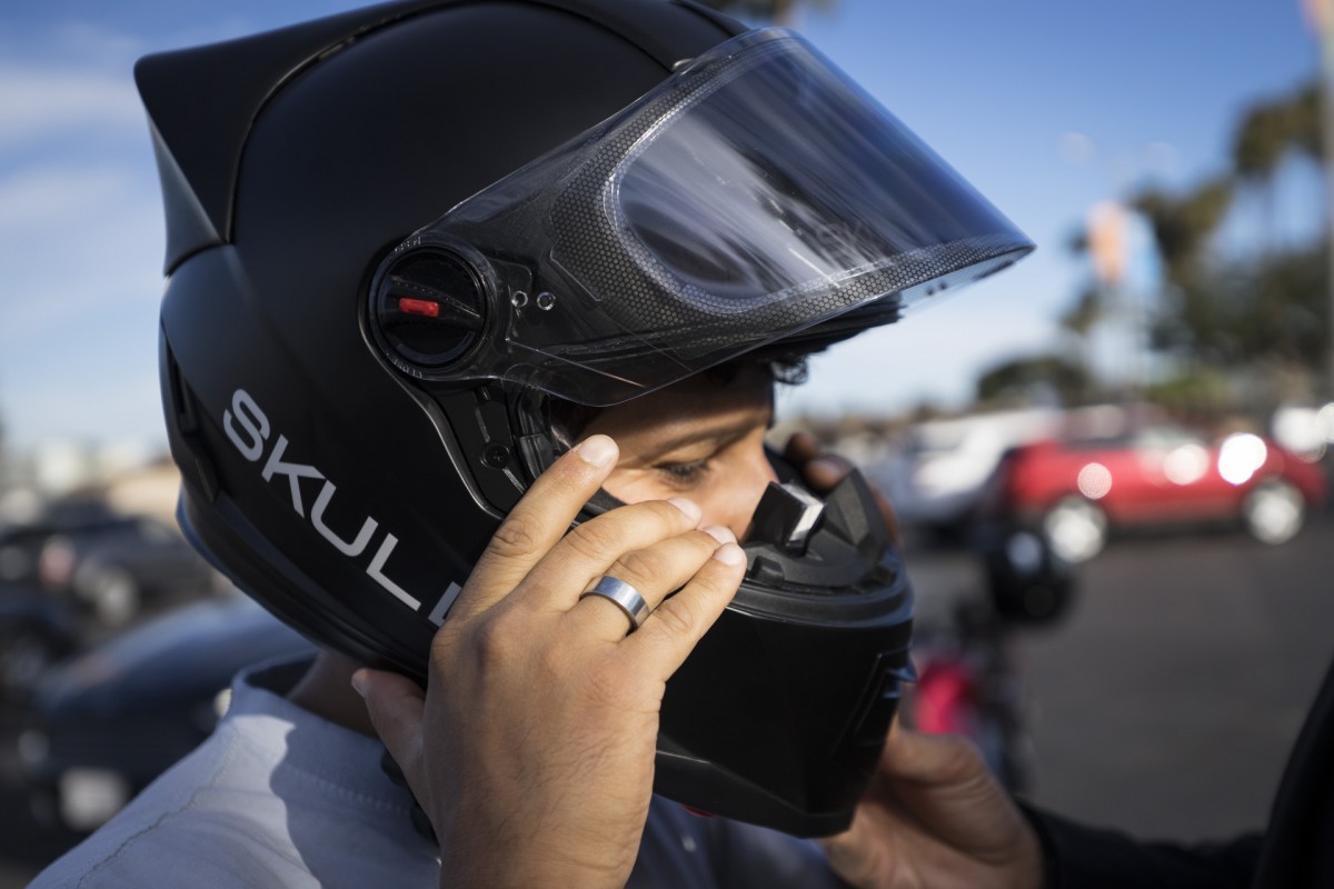 first-virtual-reality-helmet-for-cyclists-is-ready-for-sale