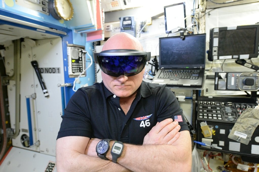 Командир экипажа МКС Скотт Келли отпраздновал день рожденья на орбите
